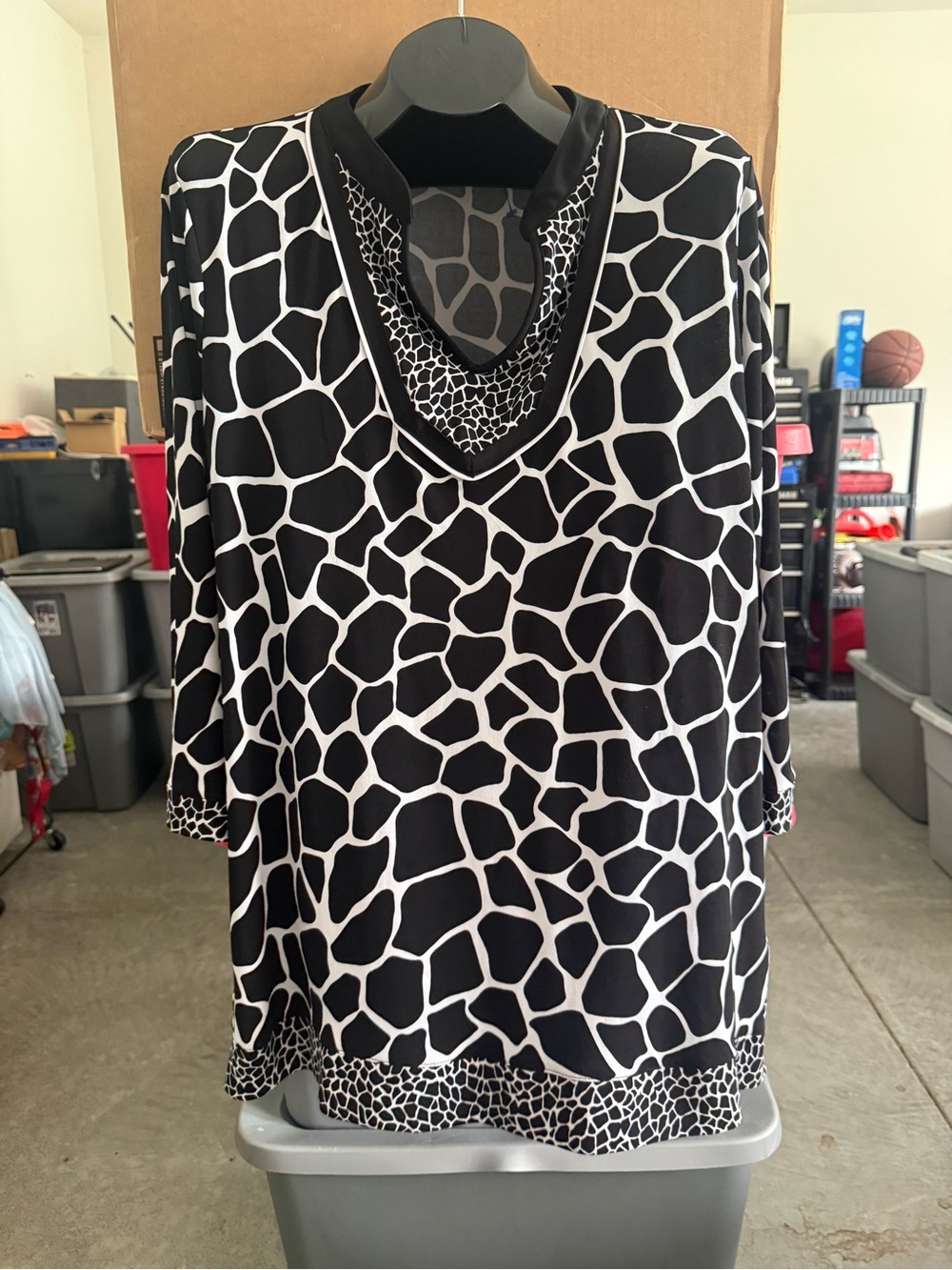 Black & White Patterned V-Neck Women’s Top m82